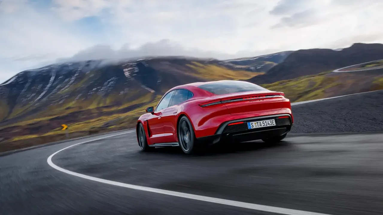 Elettronauti - Porsche Taycan GTS - Grigio - Esterno - Vista anteriore a tre quarti