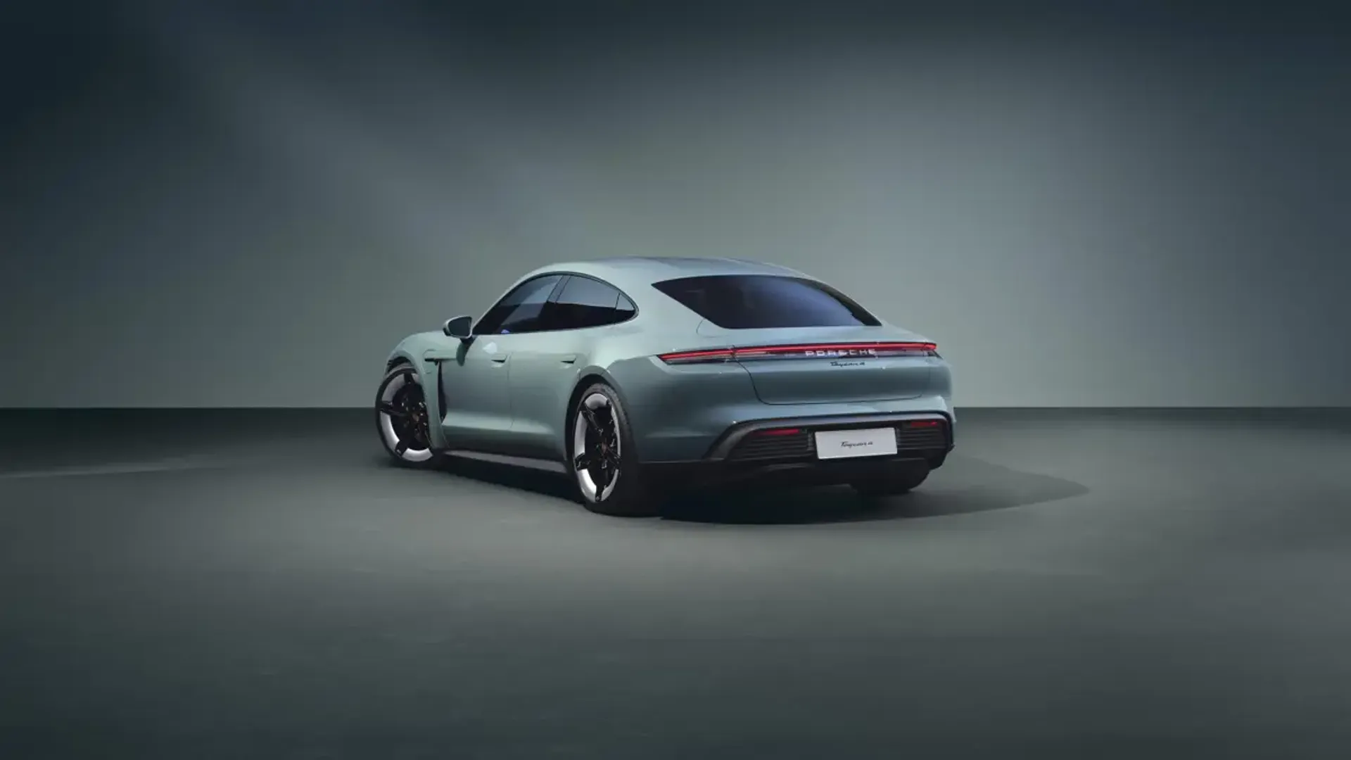 Elettronauti - Porsche Taycan 4 - Verde - Esterno - Vista anteriore a tre quarti