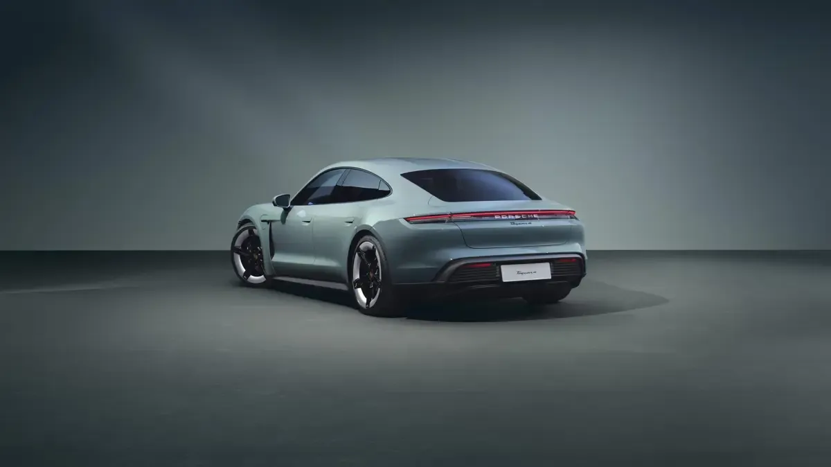 Elettronauti - Porsche Taycan 4 - Verde - Esterno - Vista anteriore a tre quarti