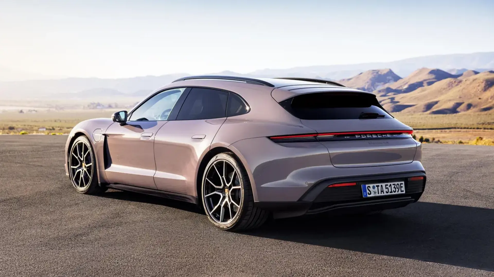 Elettronauti - Porsche Taycan 4S Sport Turismo - Verde - Esterno - Vista anteriore a tre quarti