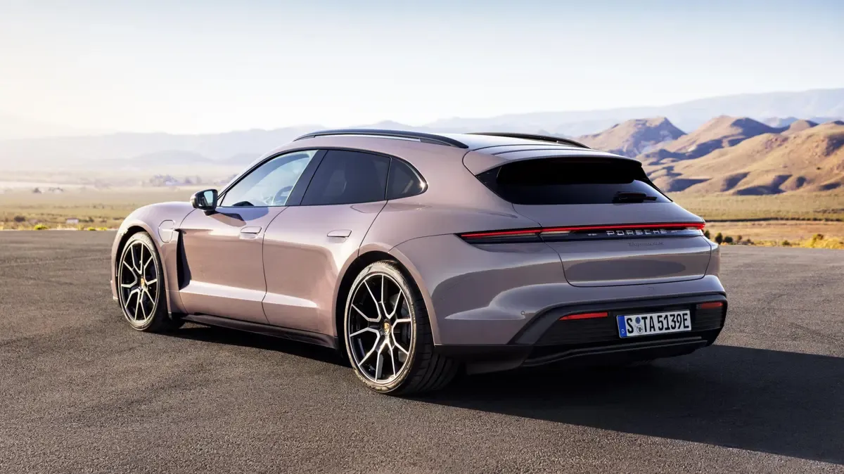 Elettronauti - Porsche Taycan 4S Sport Turismo - Verde - Esterno - Vista anteriore a tre quarti