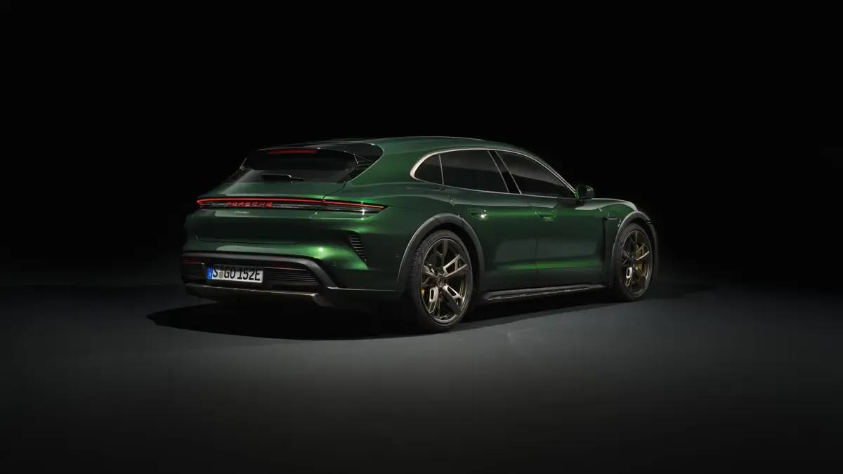 Elettronauti - Porsche Taycan Turbo S Cross Turismo - Verde - Esterno - Vista anteriore a tre quarti
