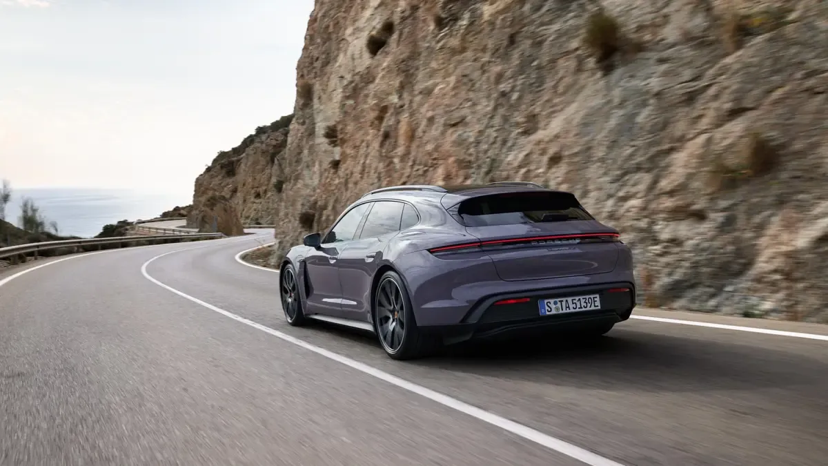 Elettronauti - Porsche Taycan 4S Sport Turismo - Verde - Esterno - Vista anteriore a tre quarti