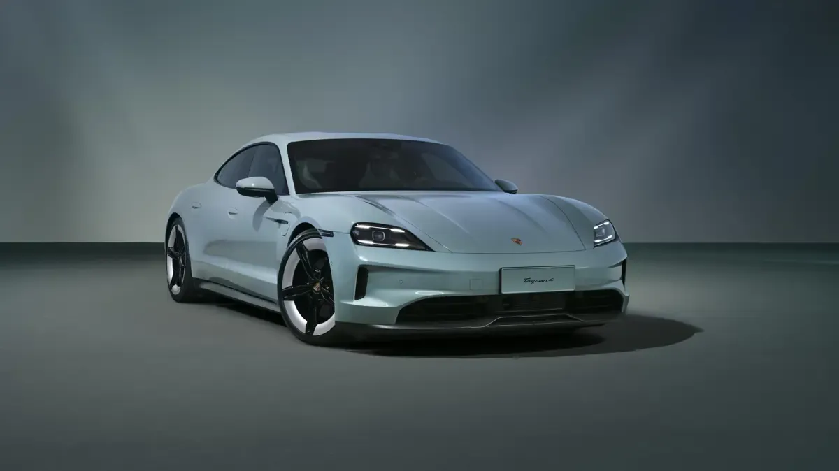 Elettronauti - Porsche Taycan 4 - Grigio - Esterno - Vista anteriore a tre quarti