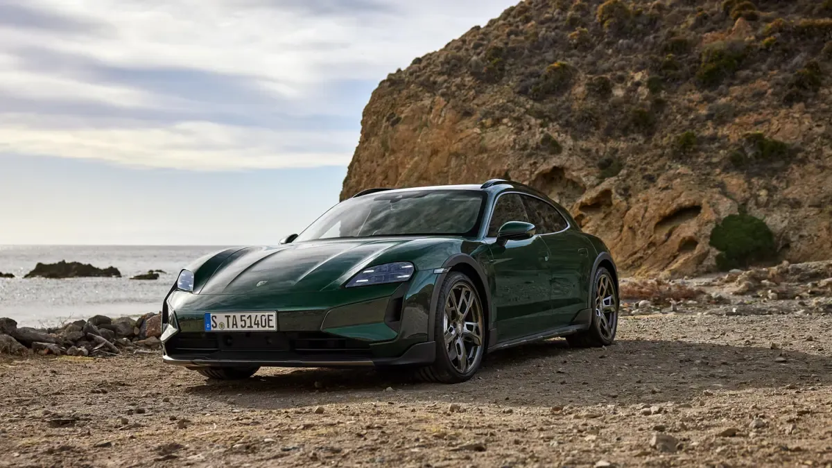 Elettronauti - Porsche Taycan Turbo S Cross Turismo - Grigio - Esterno - Vista anteriore a tre quarti