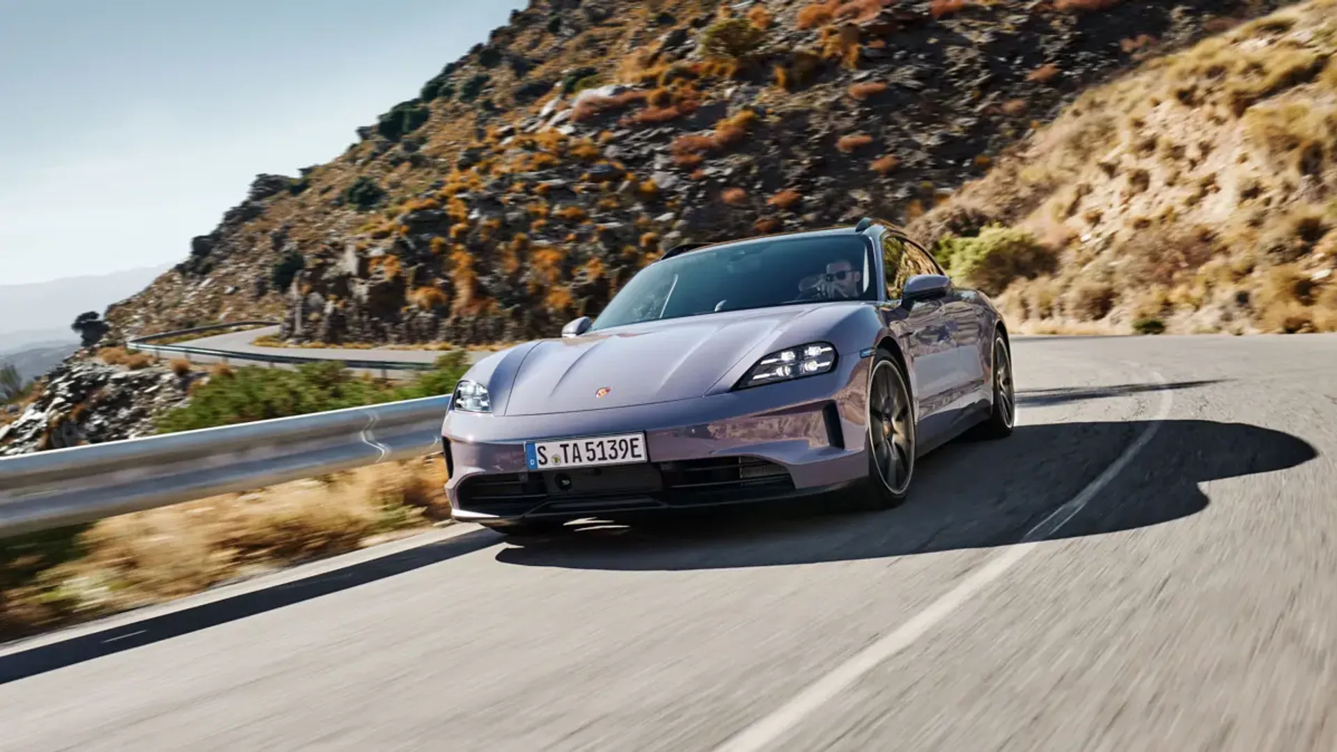 Elettronauti - Porsche Taycan 4S Sport Turismo - Light Blue - Esterno - Vista anteriore a tre quarti