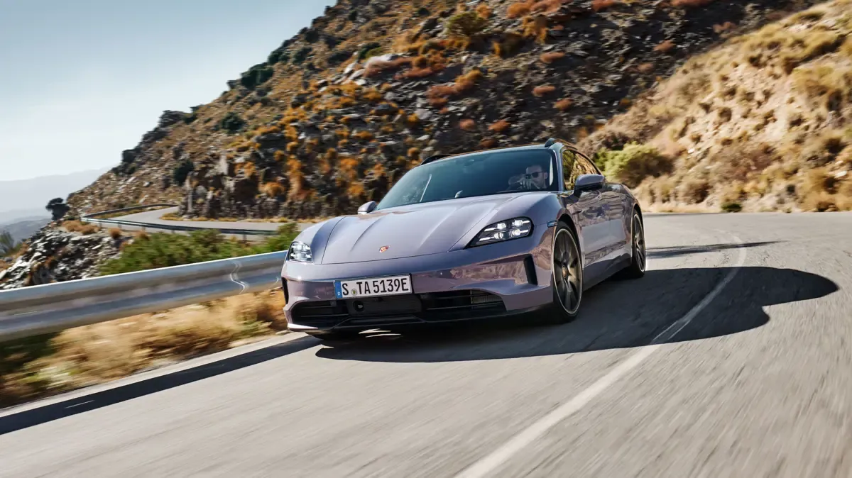 Elettronauti - Porsche Taycan 4S Sport Turismo - Light Blue - Esterno - Vista anteriore a tre quarti