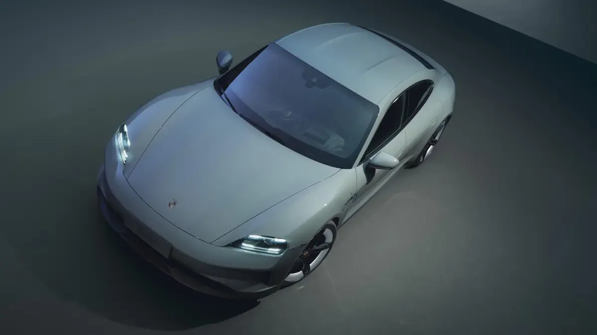 Elettronauti - Porsche Taycan 4 - Light Blue - Esterno - Vista anteriore a tre quarti