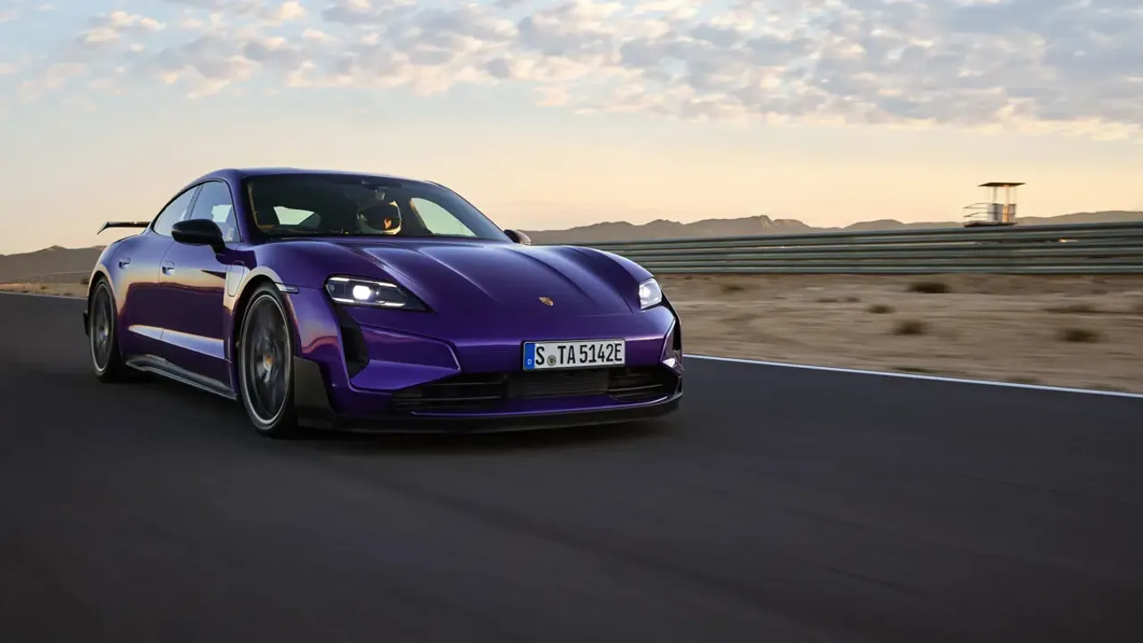 Elettronauti - Porsche Taycan Turbo GT Weissach - Viola - Esterno - Vista anteriore a tre quarti