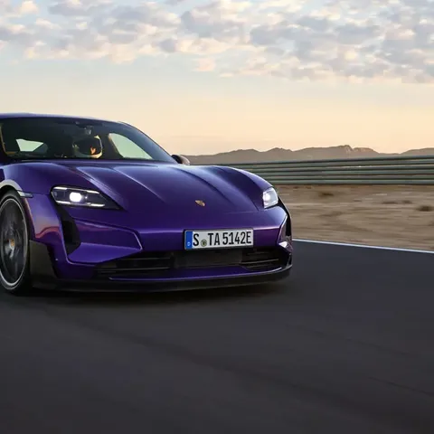 Elettronauti - Porsche Taycan Turbo GT Weissach - Viola - Esterno - Vista anteriore a tre quarti