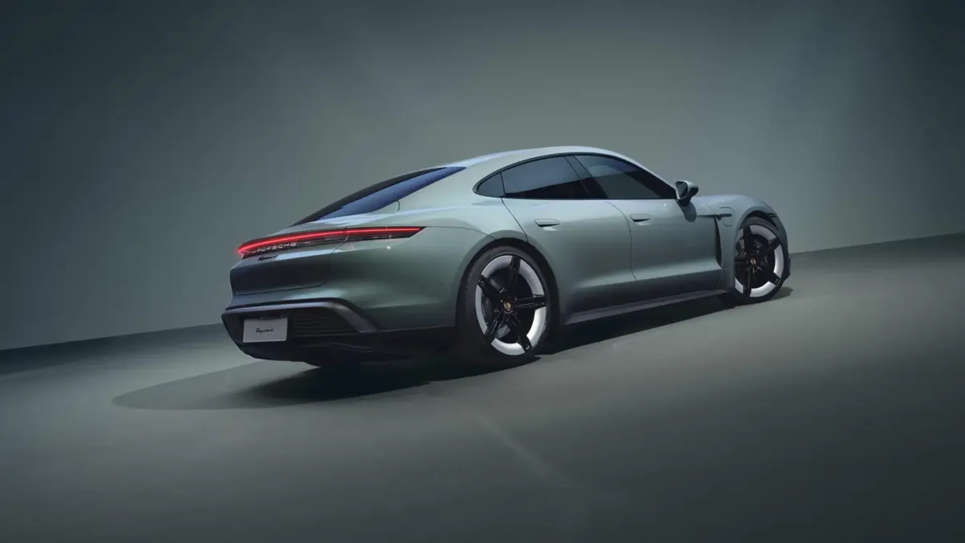 Elettronauti - Porsche Taycan 4 - Shade Green Metallic - Esterno - Vista anteriore a tre quarti