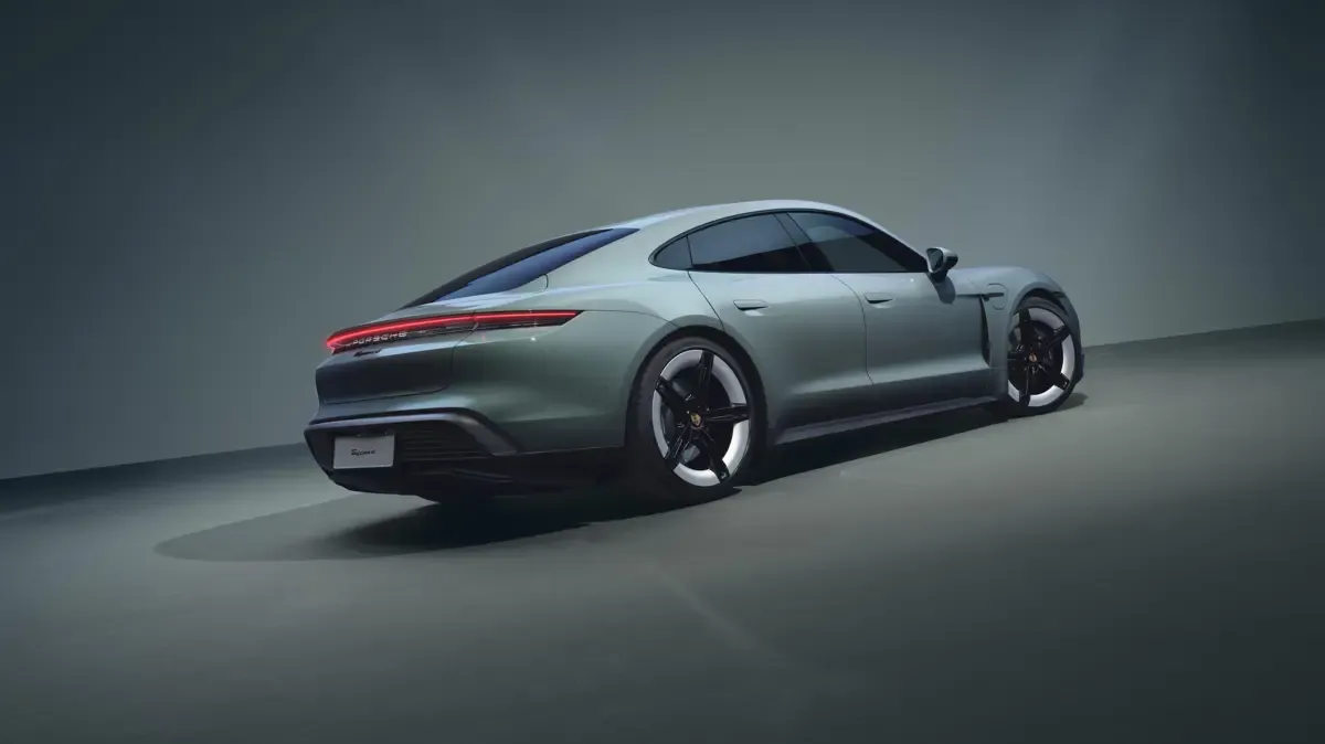 Elettronauti - Porsche Taycan 4 - Shade Green Metallic - Esterno - Vista anteriore a tre quarti