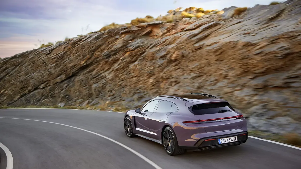 Elettronauti - Porsche Taycan 4S Sport Turismo - Argento - Esterno - Vista anteriore a tre quarti