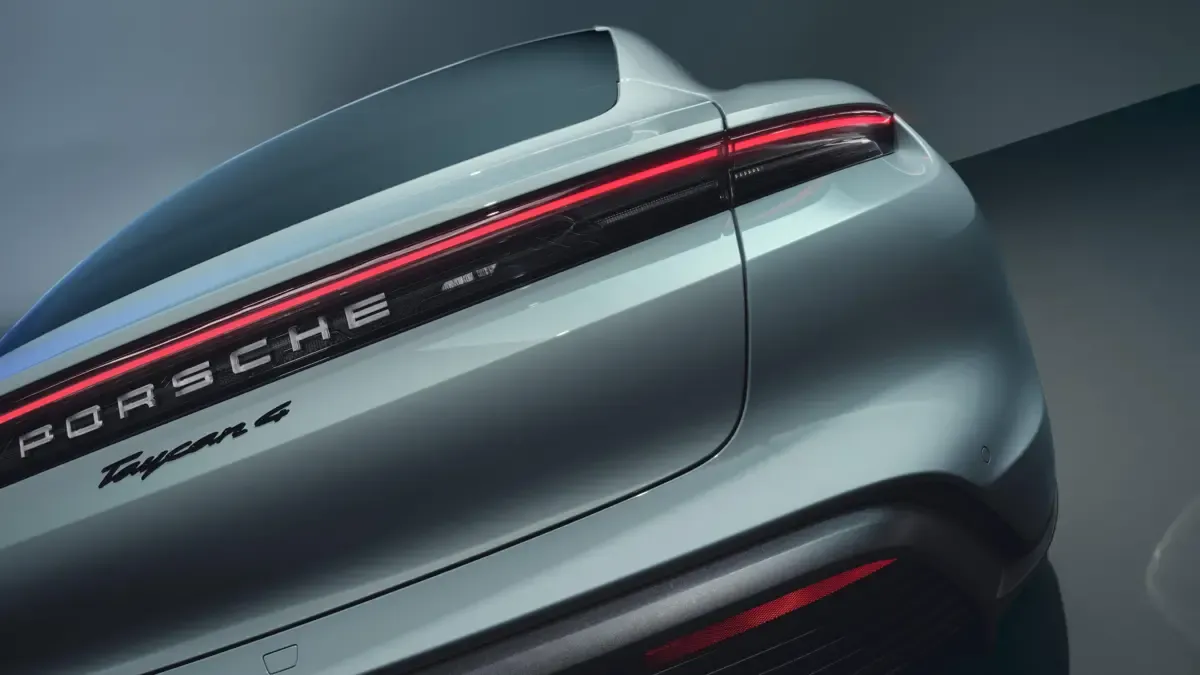 Elettronauti - Porsche Taycan 4 - Argento - Esterno - Vista anteriore a tre quarti