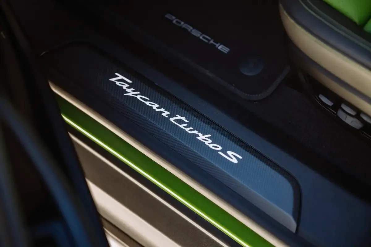 Elettronauti - Porsche Taycan 4S Sport Turismo - Nero - Interni - Sedili anteriori