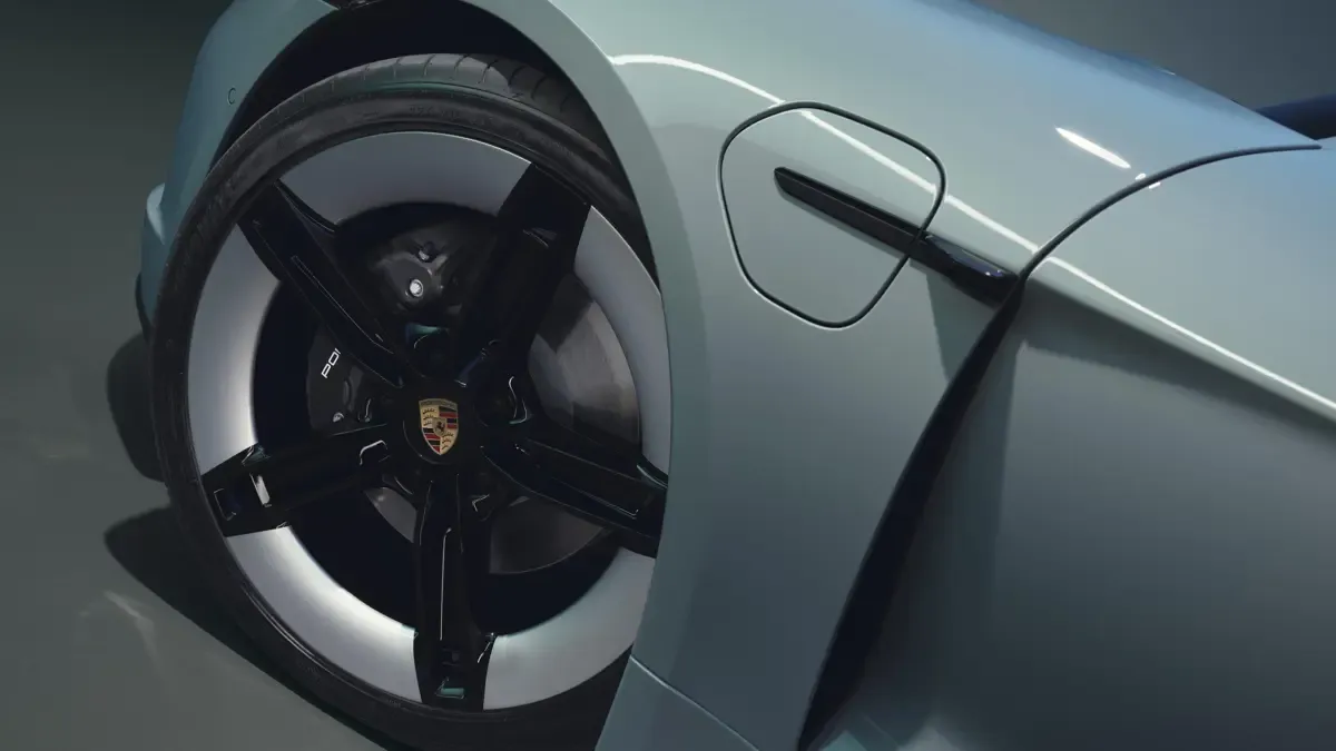Elettronauti - Porsche Taycan 4 - Cerchio - Vista laterale