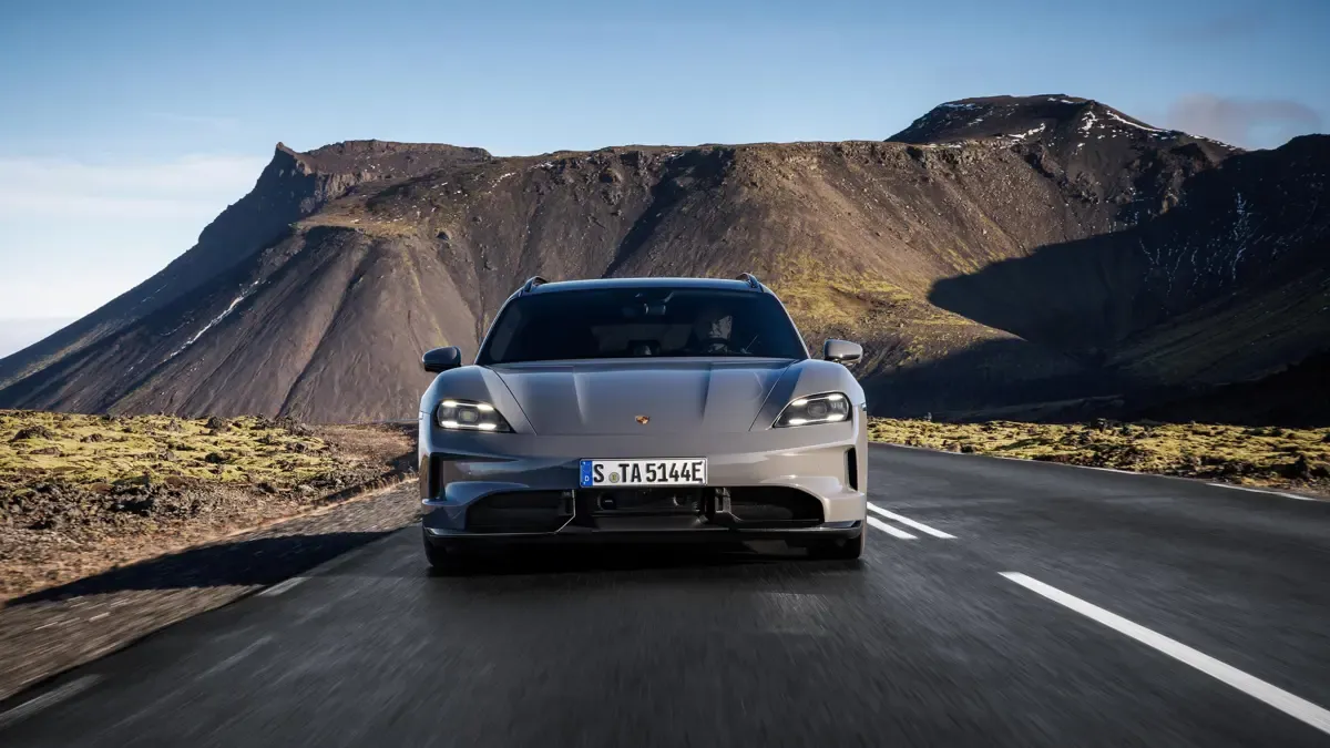 Elettronauti - Porsche Taycan GTS Sport Turismo - Grigio - Esterno - Vista anteriore