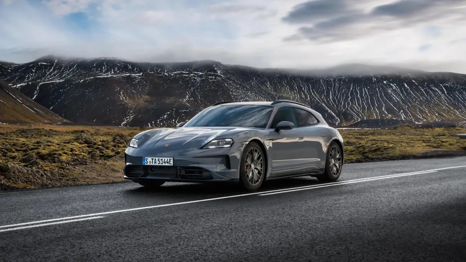 Elettronauti - Porsche Taycan GTS Sport Turismo - Dark Grey - Esterno - Vista anteriore a tre quarti