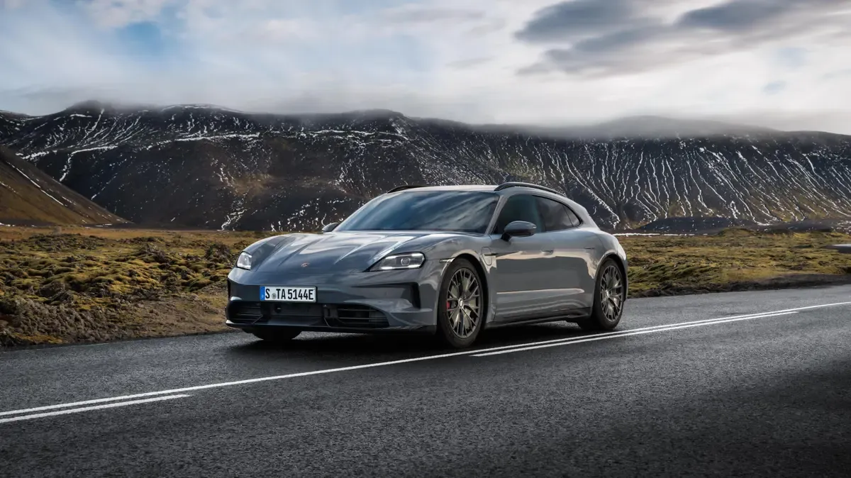 Elettronauti - Porsche Taycan GTS Sport Turismo - Dark Grey - Esterno - Vista anteriore a tre quarti