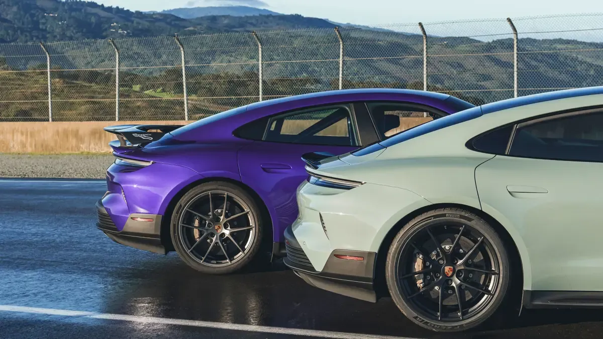 Elettronauti - Porsche Taycan Turbo GT - Dark Grey - Esterno - Vista anteriore a tre quarti