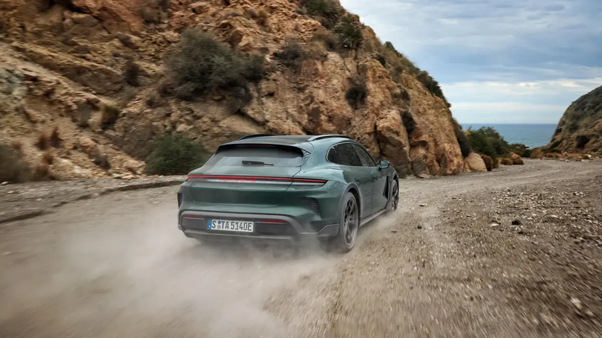 Elettronauti - Porsche Taycan Turbo Cross Turismo - Verde - Esterno - Vista anteriore a tre quarti