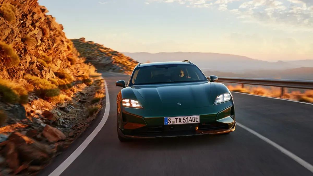 Elettronauti - Porsche Taycan Turbo Cross Turismo - Grigio - Esterno - Vista anteriore a tre quarti