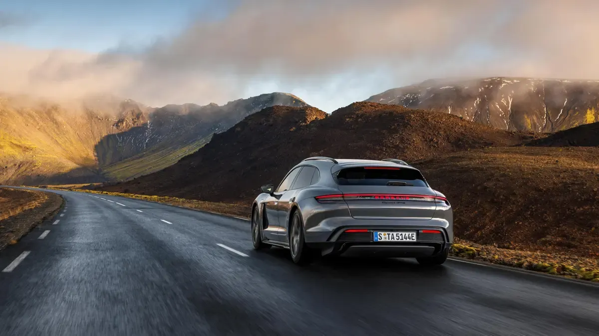 Elettronauti - Porsche Taycan GTS Sport Turismo - Grigio - Esterno - Vista anteriore a tre quarti