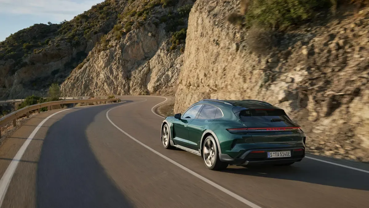 Elettronauti - Porsche Taycan Turbo Cross Turismo - Grigio - Esterno - Vista anteriore a tre quarti