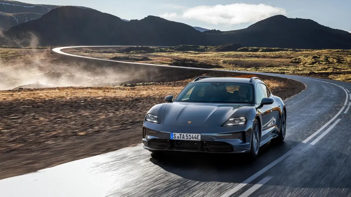 Elettronauti - Porsche Taycan GTS Sport Turismo - Grigio - Esterno - Vista anteriore a tre quarti