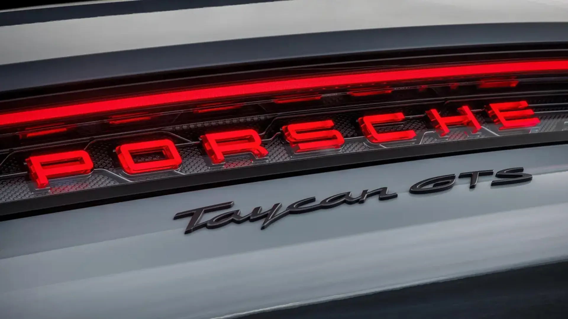 Elettronauti - Porsche Taycan GTS Sport Turismo - Grigio - Esterno - Vista anteriore a tre quarti