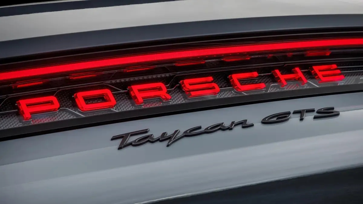Elettronauti - Porsche Taycan GTS Sport Turismo - Grigio - Esterno - Vista anteriore a tre quarti