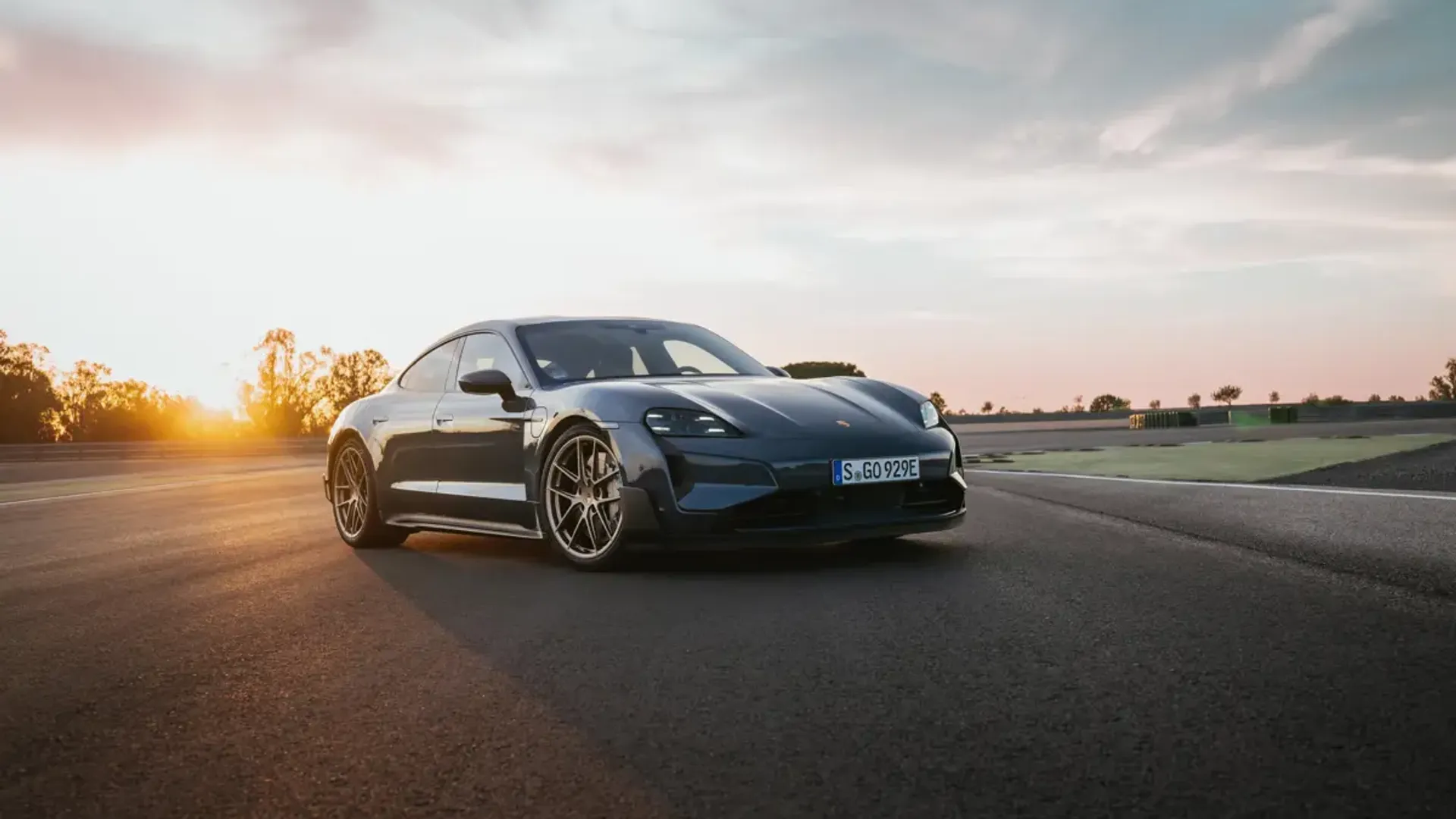 Elettronauti - Porsche Taycan Turbo GT - Viola - Esterno - Vista anteriore a tre quarti