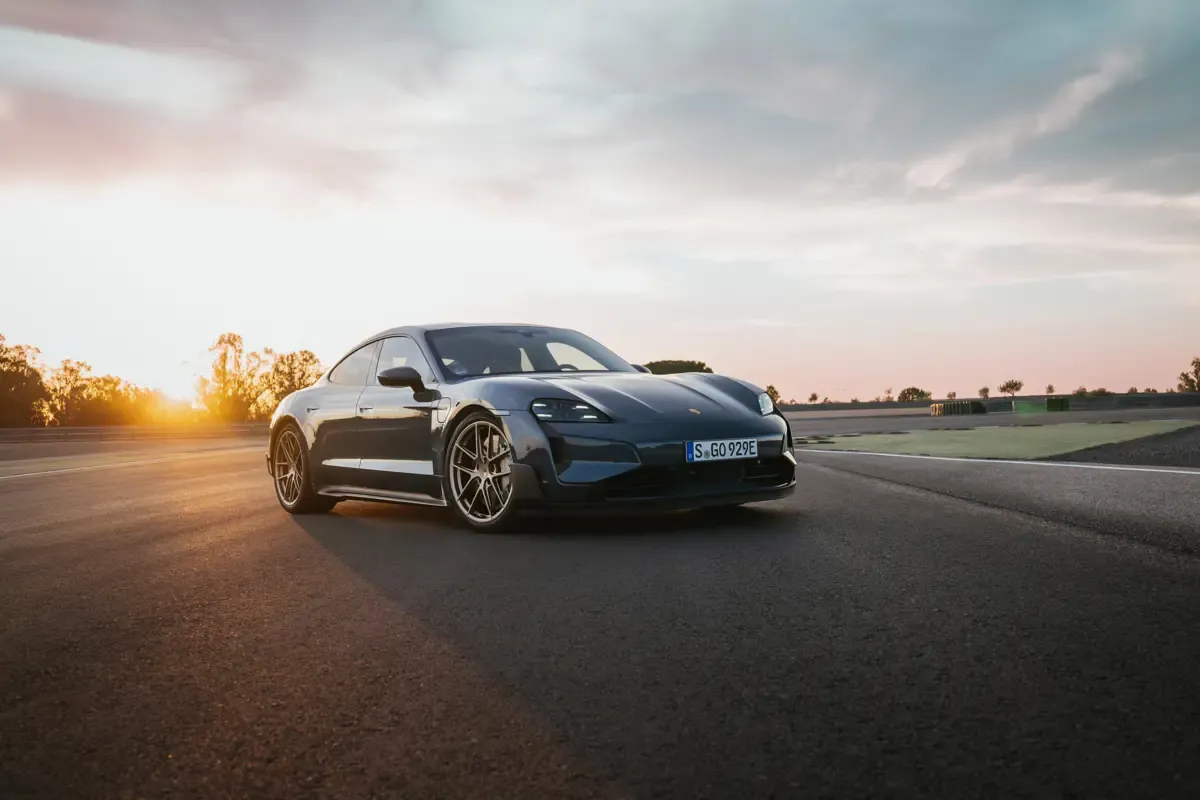 Elettronauti - Porsche Taycan Turbo GT - Viola - Esterno - Vista anteriore a tre quarti