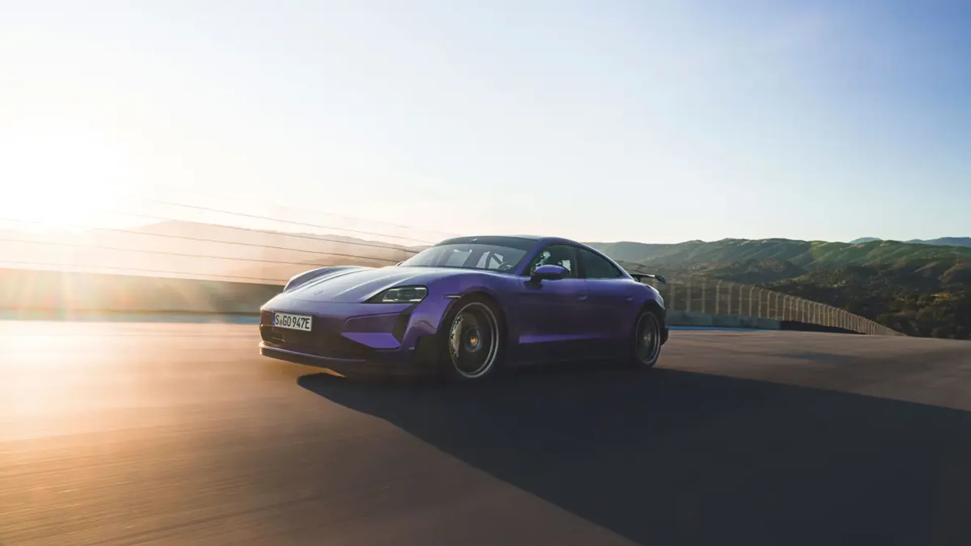 Elettronauti - Porsche Taycan Turbo GT - Viola - Esterno - Vista anteriore a tre quarti