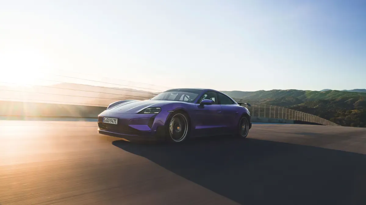 Elettronauti - Porsche Taycan Turbo GT - Viola - Esterno - Vista anteriore a tre quarti