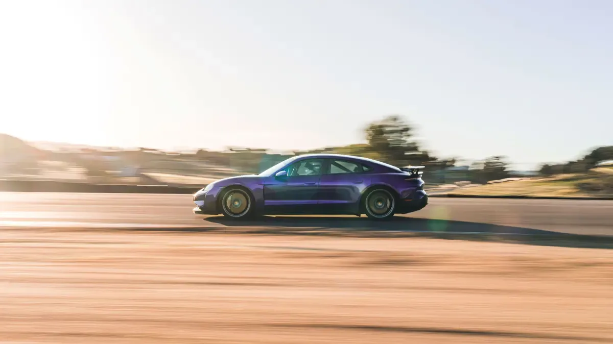 Elettronauti - Porsche Taycan Turbo GT - Viola - Esterno - Vista anteriore a tre quarti