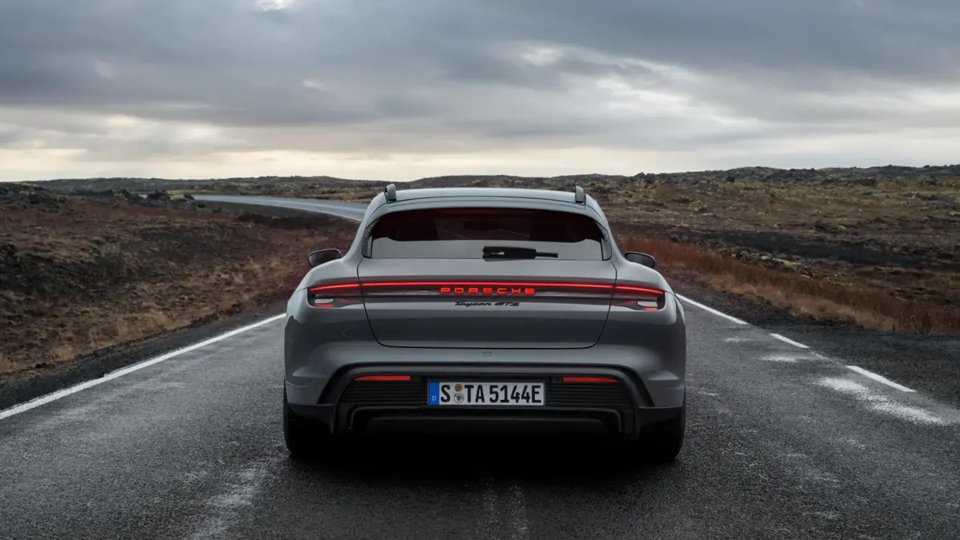 Elettronauti - Porsche Taycan GTS Sport Turismo - Grigio - Esterno - Vista posteriore