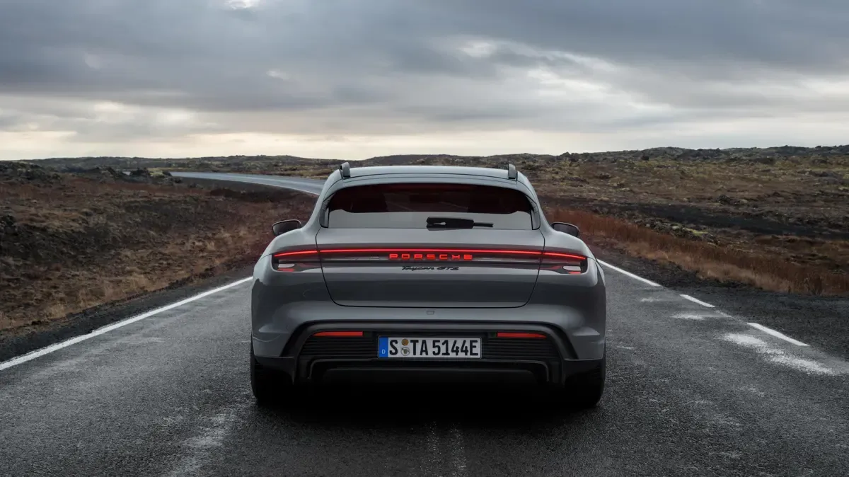 Elettronauti - Porsche Taycan GTS Sport Turismo - Grigio - Esterno - Vista posteriore