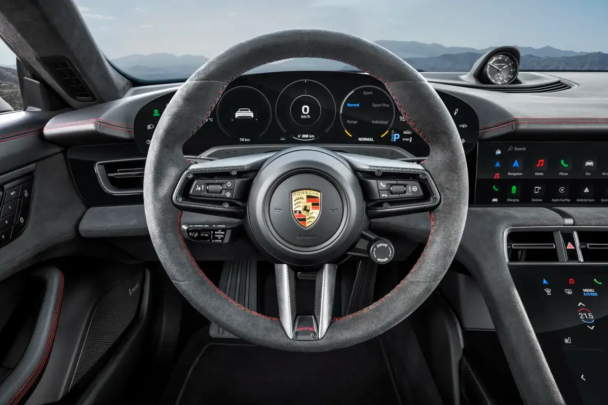 Elettronauti - Porsche Taycan GTS Sport Turismo - Infotainment - Vista della plancia