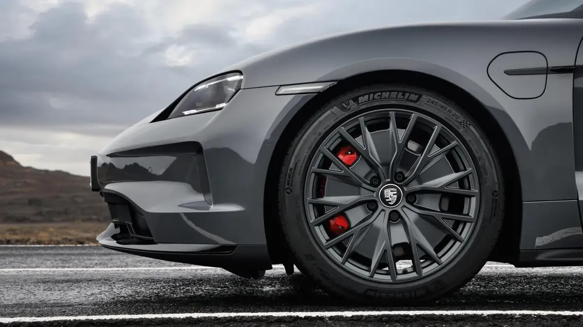 Elettronauti - Porsche Taycan GTS Sport Turismo - Cerchio - Vista laterale