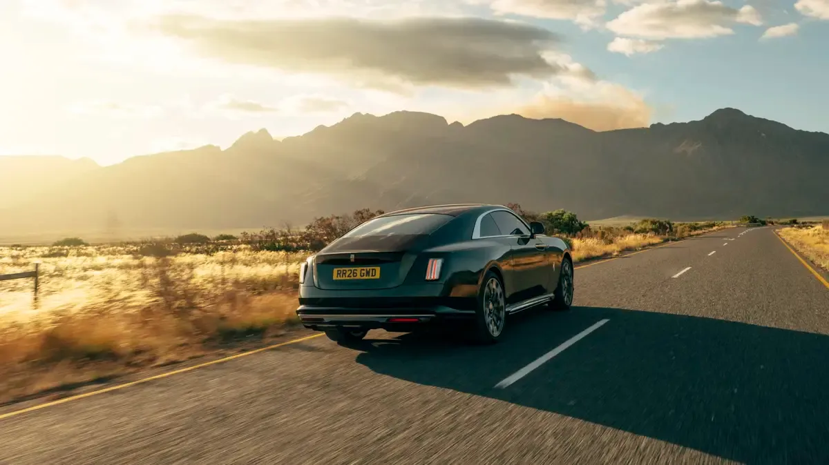 Elettronauti - Rolls-Royce Spectre Series II - Viola - Esterno - Vista anteriore a tre quarti