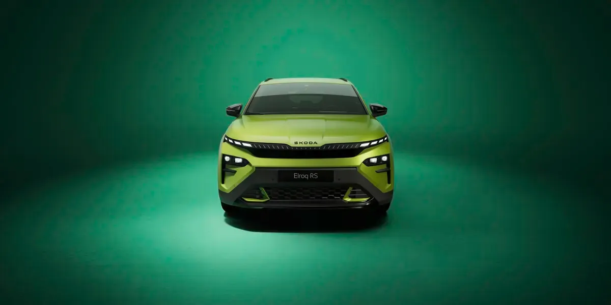 Elettronauti - Skoda Elroq RS - Verde - Esterno - Vista anteriore a tre quarti
