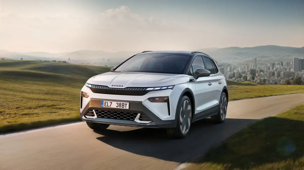 Elettronauti - Skoda Elroq 60 - Dark Green - Esterno - Vista anteriore a tre quarti