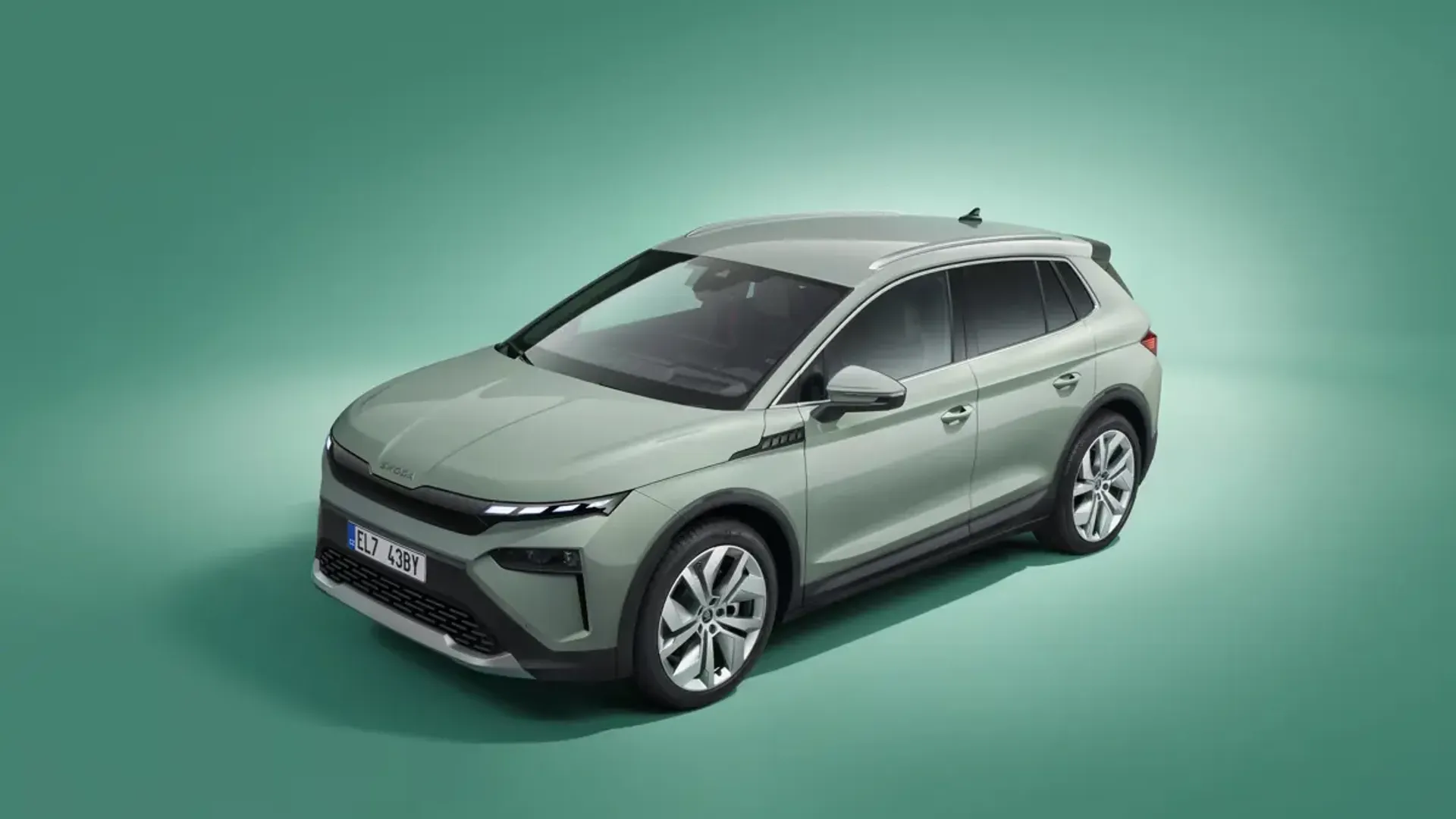 Elettronauti - Skoda Elroq 60 - Dark Green - Esterno - Vista anteriore a tre quarti
