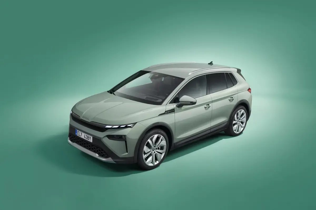 Elettronauti - Skoda Elroq 60 - Dark Green - Esterno - Vista anteriore a tre quarti