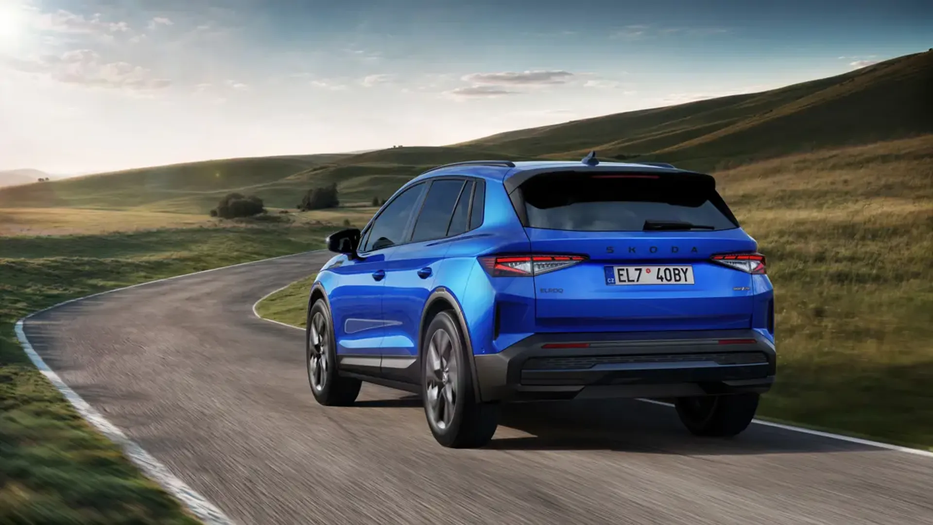 Elettronauti - Skoda Elroq 60 - Dark Grey - Esterno - Vista anteriore a tre quarti