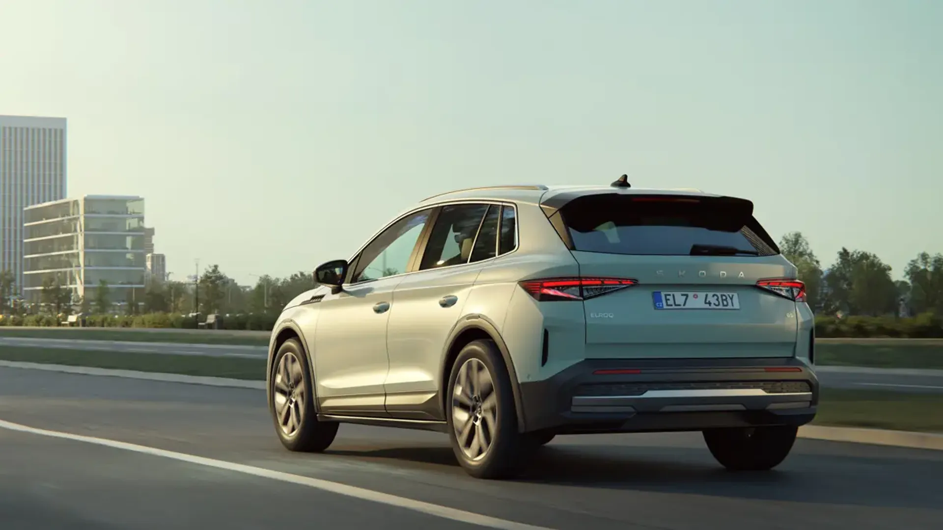 Elettronauti - Skoda Elroq 60 - Verde - Esterno - Vista anteriore a tre quarti