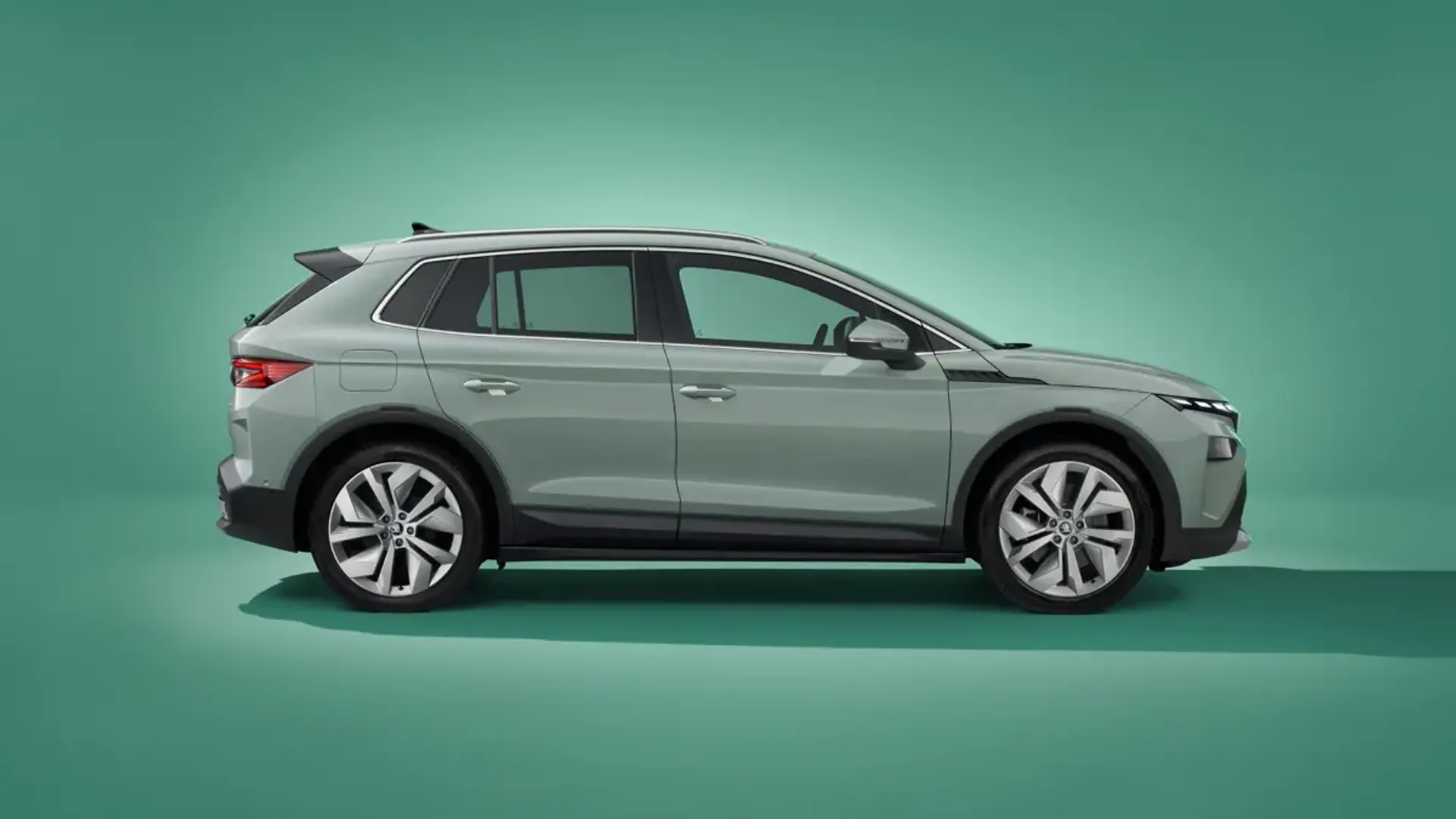 Elettronauti - Skoda Elroq 60 - Verde - Esterno - Vista anteriore a tre quarti