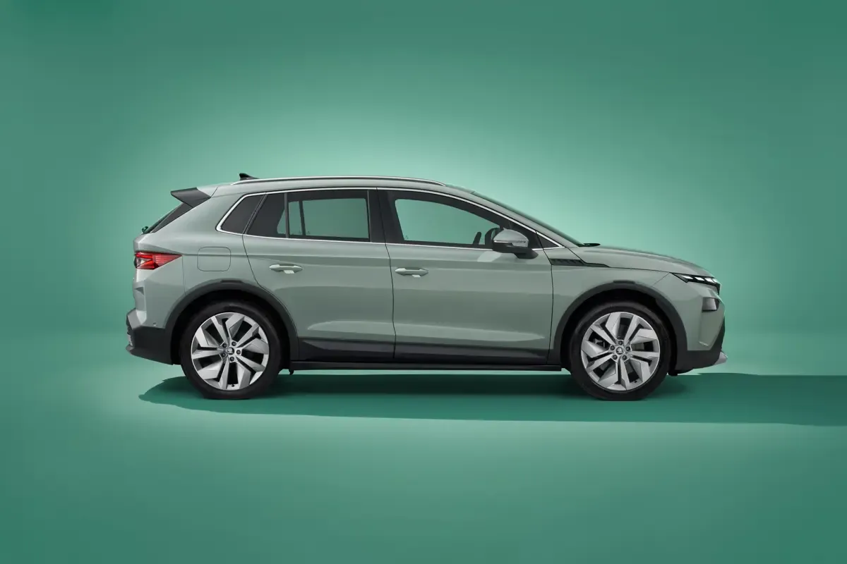 Elettronauti - Skoda Elroq 60 - Verde - Esterno - Vista anteriore a tre quarti