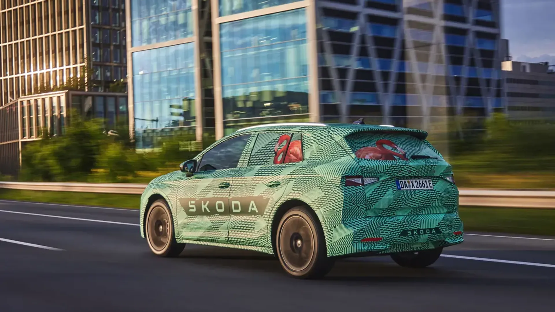 Elettronauti - Skoda Elroq 60 - Verde - Esterno - Vista anteriore a tre quarti